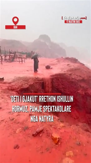 Shqiptarja.com on Instagram: "Ishulli i Hormuzit, në jug të Iranit, po ofron një pamje të jashtëzakonshme pas reshjeve të dendura që kanë mbuluar zonën. Bregu i detit duket sikur është përgjakur, duke krijuar një efekt spektakolar që ka tërhequr vëmendjen e turistëve dhe fotografëve. Fenomeni ndodh për shkak të përqendrimeve të larta të oksidit të hekurit në tokë dhe rërë në zonën e njohur si “Red Beach” (Plazhi i Kuq). Kur uji i shiut bie mbi tokë, ai merr ngjyrën e kuqe të ndezur dhe më pas vë