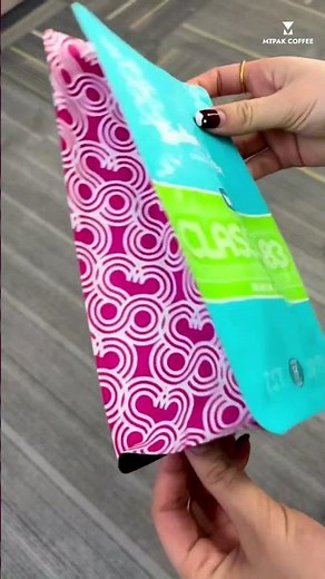 Boston Stoker Coffee Co.’s coffee bag is a showstopper! ✅ Bold colours ✅ Shine ✅ Protection