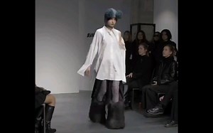 [AVAVAV 2023秋冬大秀「真炸裂」继2023春夏大秀以绊倒的模特席卷互联网后，由pver Moss设计师Beate Karlsson担任创意总监！