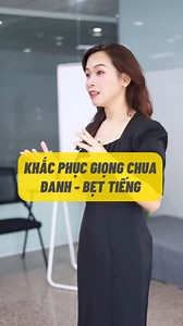 Muốn cải thiện giọng nói ngay lập tức, đừng bỏ qua 2 yếu tố này: Mở khẩu hình đúng và bật âm thanh rõ ràng. Khi khẩu hình mở đúng, âm thanh thoát ra tròn trịa - sáng rõ. Khi biết cách bật âm thanh, giọng nói sẽ có lực hơn mà không cần gồng sức. Hơi thở là nền tảng rất quan trọng, nhưng luyện hơi cần thời gian và sự kiên trì. Trong khi đó, việc điều chỉnh khẩu hình và cách bật âm có thể giúp giọng nói nghe khác đi ngay lập tức, kể cả khi mới bắt đầu luyện giọng. #luyengiong #luyengiongnoihay #kyn