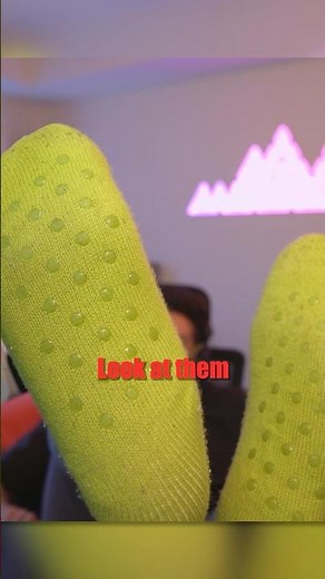 Streamer shows feet for free?