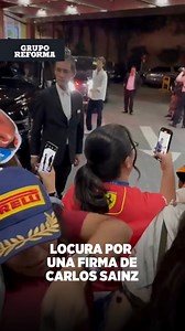 ¡Locura total en la llegada de Carlos Sainz a su hotel tras el GP en CDMX! Fans trataron de conseguir una firma y un saludo del piloto español. 📷 Especial #CarlosSainz #F1 #GP #Formula1 #FansEnloquecidos #Autógrafos #LocuraF1 #PilotosDeF1 #GrandPrix #F1Fans #ReelF1 #Motorsport | reforma.com