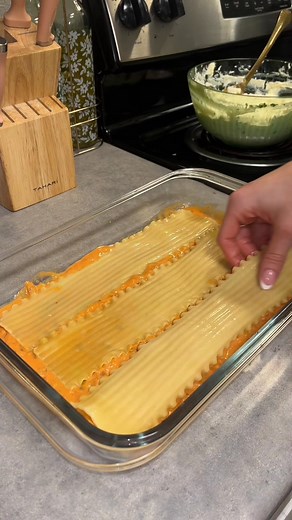 978K views · 10K reactions | Vodka Sauce Lasagna  #Dinnerldeas #homecooking #easyrecipes #foodtutorials #cooking #cookingtiktok #cookingformyhusband #lasagna | HazaleaMartinez | Facebook