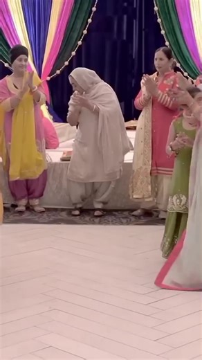 Stunning Mehndi Wedding Dance Performance