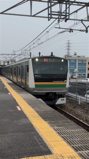 E233系3000番台.E-02編成+E231系1000番台.S-19編成が湘南新宿ライン.横須賀線直通.快速.逗子行き行きとして警笛を鳴らして間々田駅3番線を通過するシーン‼️
