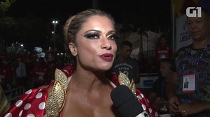 Dani Sperle, musa da União da Ilha, desfila com fantasia de R$ 40 mil