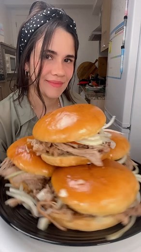 Hasta ahora NO lo sabías pero Necesitas este pan con Lechón en tu vida. El sabor es INSUPERABLE!! Ingredientes: Para el lechón asado 🔸1 kg de carne de cerdo 🔸1/2 naranja 🔸1/2 limón 🔸1 cdita de comino 🔸1 cdita de orégano 🔸½ cdita de cilantro 🔸Sal y Pimienta 🔸5 dientes de ajo 🔸¼ de taza de vino seco o vino blanco (opcional) 🔸2 tazas de agua 🔸2 cdas de aceite Para el mojito 🔸10 dientes de ajo triturados 🔸1 taza de aceite 🔸1 limón 🔸Sal y Pimienta blanca 🔸Pan 🔸Mantequilla 🔸1 cebolla