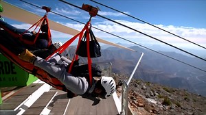 Let nad údolím ve 150kilometrové rychlosti. Ve Spojených arabských emirátech mají nejdelší lanový skluz na světě - Seznam Zprávy