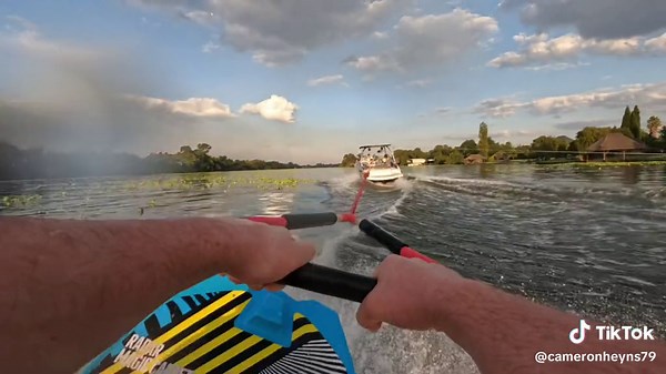Adventurous Kneeboarding Experience with Cameron Heyns