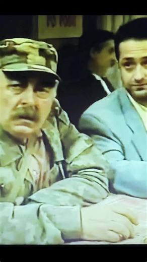 Najbolje lepinje u gradu @kraftpekarapeking Recept za sarajevski čevap: U 100 ml vode ubaci beli luk i prokuvaj 2–3 minuta. Ostavi sa strane da se ohladi. U juneće mleveno meso, 2x samleveno od vrata i stomaka, dodaj so pa malo promešaj, dodaj biber pa opet malo promešaj. Onda procedi vodu od belog luka, ubaci u smesu pa ponovo dobro izmešaj, pa dodaj i 50 ml gazirane vode. Opet dobro izmešaj, bar 10 minuta dok smesa ne bude lepljiva, pa pomešaj malo limunovog soka sa sodom bikarbonom i dodaj u 