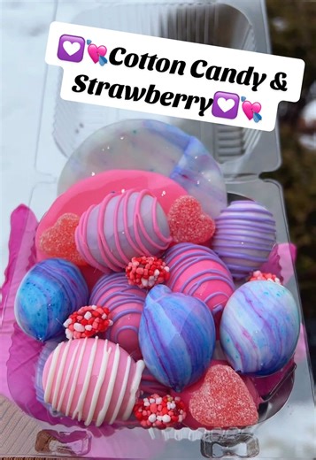 🩷💘🌸 Small cotton candy & strawberry trays 🍓☁️ The perfect little sweet treat you didn’t know you needed💟 #candiedgrapes #chicago #candiedfruit #valentinesday #fyp
