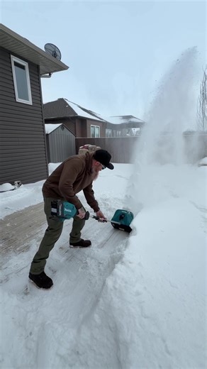 Here’s the paddle sweep vs the snow thrower attachment • The sweep would work alright for a bit of powder if you don’t want to throw it • This is the 40v XGT power shaft that connects to different attachments. • It a good option to keep the cost down rather than having a bunch of dedicated tools @Makita Tools USA #makitapartner . . . #tools #construction #snow #makitatools