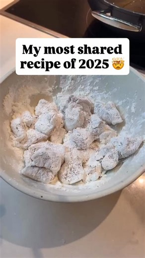 OMG 🤯 This is still one of most popular recipes EVER on Instagram 🙌 And it’s one the most banging recipes you’ll ever make 😱 Have you tried this honey ginger chicken stir fry yet? 😍 HOW TO MAKE IT: Coat the chicken in corn flour. The sauce is garlic, ginger, honey, soy sauce, sesame oil, ketchup and sesame seeds 👌 Tag someone who’d like to try this one 😍 | The Body Coach