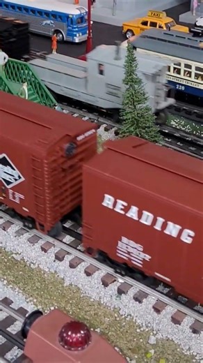 MTH Reading SW1 switcher pulling Reading Lines boxcars.