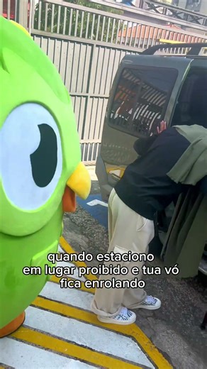 se eu levo uma multa por causa dessa velha.... #duolingobrasil