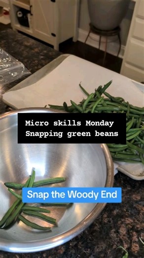 Jason Wheless | Cooking & Kitchen Skills on Instagram: "Snapping green beans works because the break point is built in. You lose the woody end and keep everything tender. It’s quick, consistent, and doesn’t need a knife. This quick skill keeps you from choking on the stem. Save this. #microskills #classroomtotable #culinary"