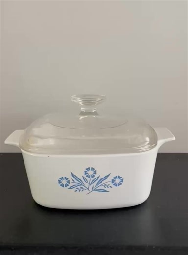 CA$24 • VTG Corningware Casserole Cornflower Pattern 1 1/2 Pint Lid Classic Retro cooking Dining Classic I'm offering a charming vintage Corning Ware casserole dish, a delightful piece from yesteryear. This lovely A-1 1/2-B 1.5-pint dish, crafted in Canada, features the iconic Blue Cornflower design. Though it has been previously loved, it remains in excellent condition, ready to bring a touch of retro elegance to your kitchen. * Brand: Corning Ware * Pattern: Blue Cornflower * Capacity: 1.5 pin