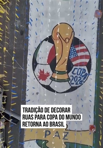Uma rua do #RiodeJaneiro manteve viva a tradição de decorar para a #CopadoMundo com um mural a céu aberto em apoio ao #Brasil. Na Rua Pereira Nunes, no bairro da Vila Isabel, moradores se reúnem a cada quatro anos, há 48 anos, para pintar murais no chão e nas paredes antes do torneio da Copa do Mundo da FIFA. Este ano, as bandeiras dos três países coanfitriões — Estados Unidos, Canadá e México — foram adicionadas à obra, juntamente com as cores nacionais do Brasil, amarelo, verde e azul, o trofé