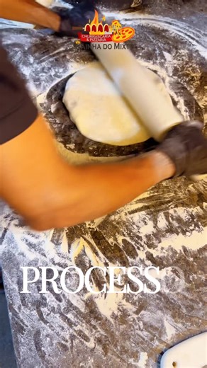 Rainha do Mixto on Instagram: "Processo. Precisão. Abundância. Excelência. Isso não é exagero. É padrão de qualidade. 🍕 Rainha do Mixto 👉 Peça a sua: (86) 98110-5010 #rainhadomixto #altospi #restaurante #pizzaria"