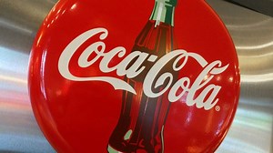 Racisme : après Unilever, Coca-Cola interrompt à son tour la publicité sur les réseaux sociaux - RTBF Actus