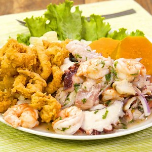 25M views · 57K reactions | Este ceviche mixto queda perfecto para este fin de semana. 襤撚戀 Receta completa  https://bit.ly/2uKYkUp  | Buenazo | Facebook