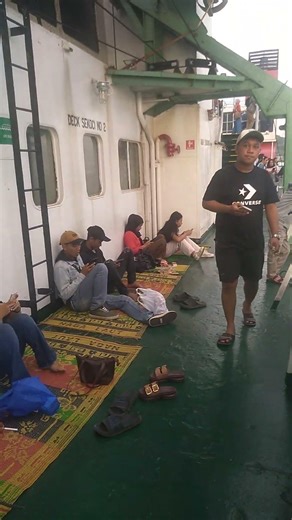 hari lebaran di laut aja gays