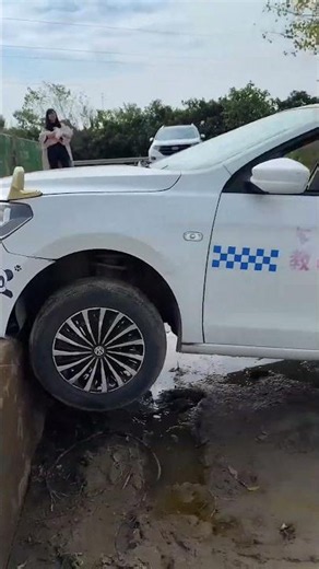 How To Operate If Four Wheels Accidentally Fall Off The Road Sill While Reversing
