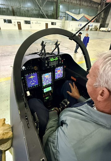 Fabrica de Avioane Craiova este în pragul falimentului. Armata a executat o scrisoare de garanție de 43 de milioane de lei, după ce compania nu a livrat nici măcar un avion IAR 99 Standard modernizat. Inițial, fabrica deținută de stat ar fi trebuit să dea Ministerului Apărării toate cele 10 aparate de antrenament încă de la sfârșitul lui 2024. #aviation #avioanecraiova #iar99sm #trainer #roaf @MApN-Armata României