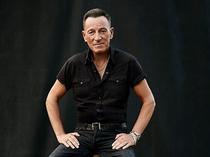 Bruce Springsteen sings 'My Hometown' at Irish pub