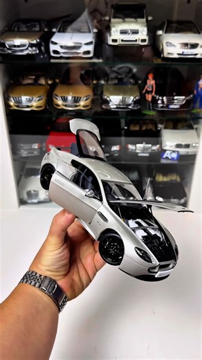 Aston Martin Vantage S V12 by Autoart Performance 1:18 | AC Collection