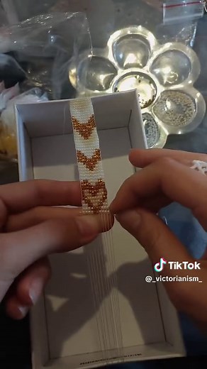 DIY Beaded Bracelet Tutorial - Creative Vintage Style