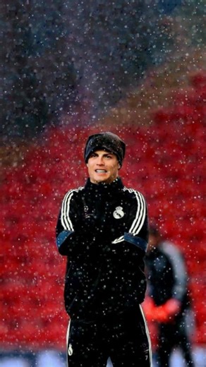 absxlute.editzz 🗽 on Instagram: "Follow for more 🗿 1990년 개봉한 영화 〈나홀로 집에(Home Alone)〉는 단순한 가족 코미디를 넘어, 혼자 남겨진 한 아이의 용기와 따뜻함을 담아낸 작품입니다. 크리스마스의 화려한 장식과 밝은 음악 뒤에는, 케빈이 느끼는 외로움과 성장의 순간들이 자연스럽게 스며 있습니다. 처음엔 집에 혼자 남았다는 사실이 마치 해방된 듯 신나 보이지만, 시간이 지날수록 조용한 집 안 곳곳에서 케빈이 맞닥뜨리는 고요한 감정들이 더 깊이 다가옵니다. 빈 식탁, 적막한 밤, 멀리서만 들리는 캐럴 소리… 이런 순간들이 영화의 분위기를 더욱 따뜻하면서도 쓸쓸하게 만들죠. 하지만 이 영화가 오래 기억되는 이유는, 결국 케빈이 혼자서도 두려움을 이겨내고 집을 지켜내는 모습 때문입니다. 장난기 가득한 함정들과 소동 속에서도, 어린 아이의 순수한 용기와 가족을 향한 그리움이 자연스럽게 묻어납니다. 많은 사람들이 “왜 매년 겨울만 되