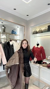 Sắm áo phao chẳng bao giờ là đủ, mẫu áo nào lên cũng vài tiếng sau là hết sạch không đủ bán🔥 Riêng em áo này bao độ xịn, form cực kì trẻ. Mặc những em áo này vừa sang, vừa đẹp, phao lông vũ ấm dã man tone nâu siêu xinh, không kén tuổi mà lại còn trẻ, mặc nhiều năm không chán. Quá đẹp giá cực yêu💋 | TRANG PHÙNG SHOP- 79C Lâm Hạ