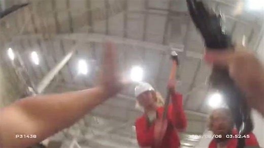 骇人现场！英国抗议者持大锤袭击警察：女警腰椎被砸骨折 保安牙齿被砸掉