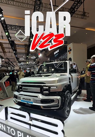 IIMS 2026 jadi momen bersejarah buat pecinta otomotif Indonesia karena hadirnya brand creative mobility baru, iCAR, dengan model perdana mereka, yaitu iCAR V23. SUV listrik bergaya boxy ini resmi diperkenalkan di ajang IIMS 2026 dan langsung membuka pre-booking bagi pengunjung yang ingin jadi bagian dari revolusi kendaraan listrik di Tanah Air. Menariknya, varian tertinggi iCAR V23 Pro Plus dibanderol sekitar Rp789 juta dan hanya tersedia untuk 23 pembeli eksklusif selama pameran berlangsung yan