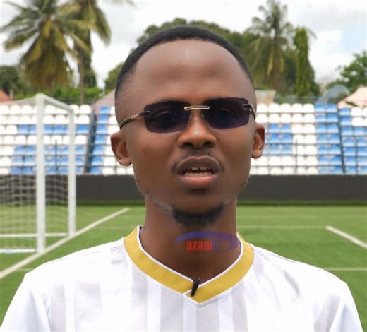 AZAM FC YAZIDI KUJIFUA: “Ikivuka KMKM ni Tanzania ambayo imekwenda, ikivuka Azam FC ni Tanzania ambayo imekwenda” Sehemu ya maneno ya Afisa Habari wa Azam FC, Hashem Ibwe akielezea maendeleo ya mazoezi ambayo kikosi cha timu hiyo inaendelea nayo na wachezaji ambao wanakosekana. Ibwe amesema kwenye mchezo wao unaofuata wa Kombe la Shirikisho Afrika dhidi ya KMKM, ni bendera ya Tanzania ndio inakwenda kupeperushwa na timu yoyote itakayosonga mbele basi nchi itakuwa imewakilishwa. (Imeandikwa na @a