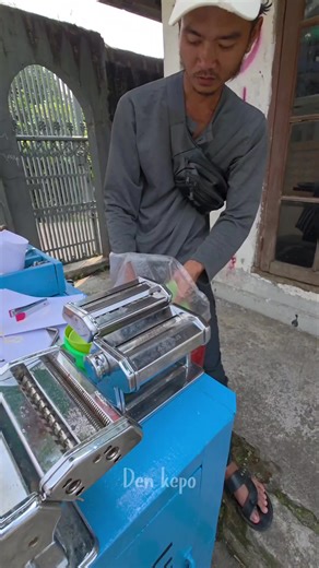 jualan mie 3 rasa di buat dadakan.