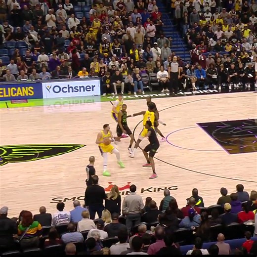 LeBron James corta la línea de base y termina con el donqueo a dos manos. 👑🐐😤🔥🏀 (Via NBA/X) #LeBronJames #Lakers #NBA #Basketball #Baloncesto