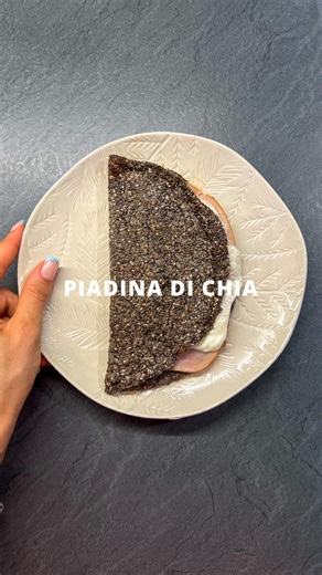 🌿 Piadina di fibra pura Sapevi che il chia pudding può diventare anche una piadina? Io ero scettica… poi l’ho provata e il risultato è stato sorprendente 😍 Seguimi @dietista.paolastavolone e fai il pieno di ricette e consigli! È semplice, gustosa e ricca di fibre, perfetta per prendersi cura dell’intestino anche negli ultimi giorni dell’anno 💚 Un’idea leggera ma appagante per chiudere il 2026 con equilibrio, senza rinunciare al gusto. 📝 Ingredienti • 25 g di semi di chia • 150 ml di acqua • 