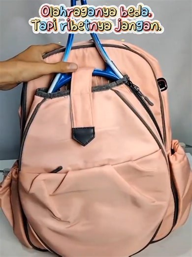 Olahraganya beda, ribetnya jangan. Kerja → olahraga, cukup satu tas. Raket aman, barang kecil nggak ilang. #shoulderbag #ootdolahraga #tas #ootd #sportbag