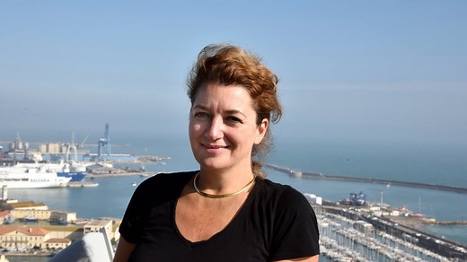 Sète : Marie Détrée-Hourrière peintre officielle de la marine peint au sémaphore du fort Richelieu