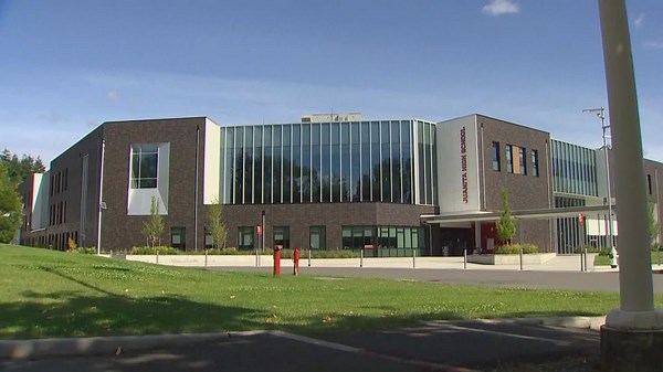 18-year-old Juanita High School student held on $99K bail after allegedly threatening classmates