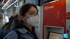 🚆 Pour compenser la hausse des prix des carburants et encourager l'utilisation des transports en commun, l'#Allemagne 🇩🇪 a lancé un billet mensuel illimité à 9 euros. Reportage de notre correspondante ⤵️ | FRANCE 24