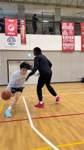 BOS WORKOUT on Instagram: "🐮 BOS WORKOUT 🐮 ⁡ ⁡○ フロートについて DEFが上手い相手には、横へのフロートはリスクがある。 ⁡だから、斜め後ろに下がる（ 縦 × 横 ） ⁡ ○ オフハンドについて ファールドローをしたいわけではなく、エリアを確保したい。 海外の選手は手が長い。 動くだけではスティールされてしまう。 だから、足を出す・身体を入れる・ボールを動かすエリアを作りたい。 ⁡ 詳しくはBOS WORKOUTをご体験ください🐃🐂🐄 2024年4月からは 大阪でバスケットボールアカデミーを開講しています！ 興味がある方は是非✨ ⬇️ アカデミーアカウント ⬇️ @bos.acad またBOS WORKOUTでは オリジナルアパレルブランドも運営しております👕 ご興味のある方は是非チェックしてみてください✅ ⬇️ アパレルアカウント ⬇️ @lifeblood_official ⁡ ⁡ #basketball #workout #bosworkout ⁡"