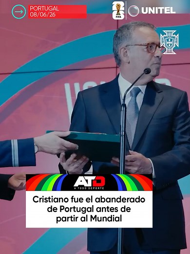 Cristiano Ronaldo recibe la bandera de Portugal antes del Mundial 2026