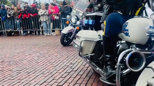 Colonel Hodges, members of his command staff, and Troopers from across the state proudly represented LSP at the 98th Natchitoches Christmas Festival, an event that embodies the spirit of community and celebration. Their presence at the festival served as a powerful reminder of LSP’s commitment to protecting and serving the community. Beyond their official duties, the Troopers actively participated in the festivities, engaging with families and children, spreading holiday cheer, and reinforcing t