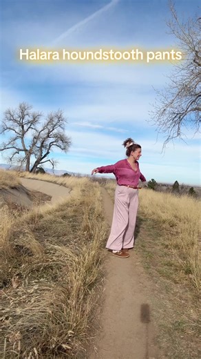 These houndstooth pants surprised me. Soft, stretchy, and comfortable enough for all-day wear—but structured enough to look put together. The fit moves with you and doesn’t feel stiff or restrictive. I’ve been reaching for them constantly. Details are in the product showcase 🤍 #halara #workpants #winteraesthetic