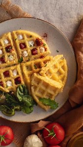 ¡Dale un giro creativo a tu merienda con nuestra increíble gofrera Fun Gofrestone 3in1! 🌟 Hoy te presentamos una receta que combina lo mejor de dos mundos, Gofres de Patatas Bravas 🥔🔥 ¡Una deliciosa aventura para tu paladar! 😋✨ ⚡️ 700W de potencia 👌🏻 Placas intercambiables con recubrimiento ecológico 🧼 Aptas para lavavajillas Descubre más info aquí 👉🏻 https://acortar.link/BHs9mE | Ollas GM Cocinas Programables