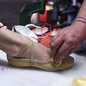 9.7K views · 81 reactions | La preparazione di uno spettacolo è lunga e meticolosa. Anche i dettagli più piccoli, dalla sfumatura del trucco fino al colore di una scarpetta, sono curati per offrirvi ogni sera il meglio del nostro lavoro. | Arena di Verona | Facebook