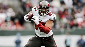 Brady pinpoints Gronkowski over the middle for 24 yards